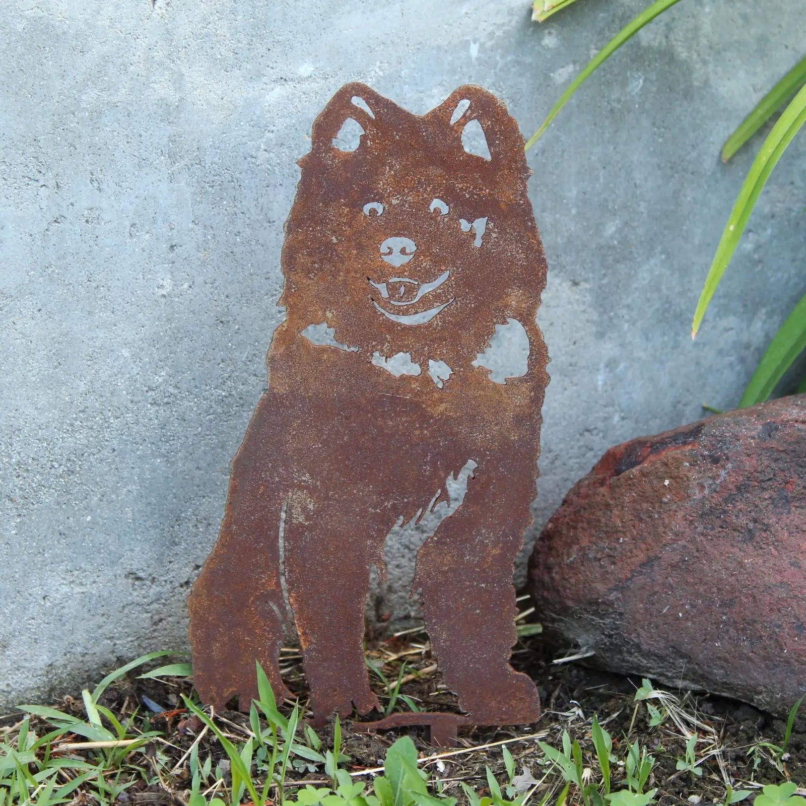Rusty Corten steel Samoyed silhouette standing in grass, showcasing a playful design for outdoor dog decor.