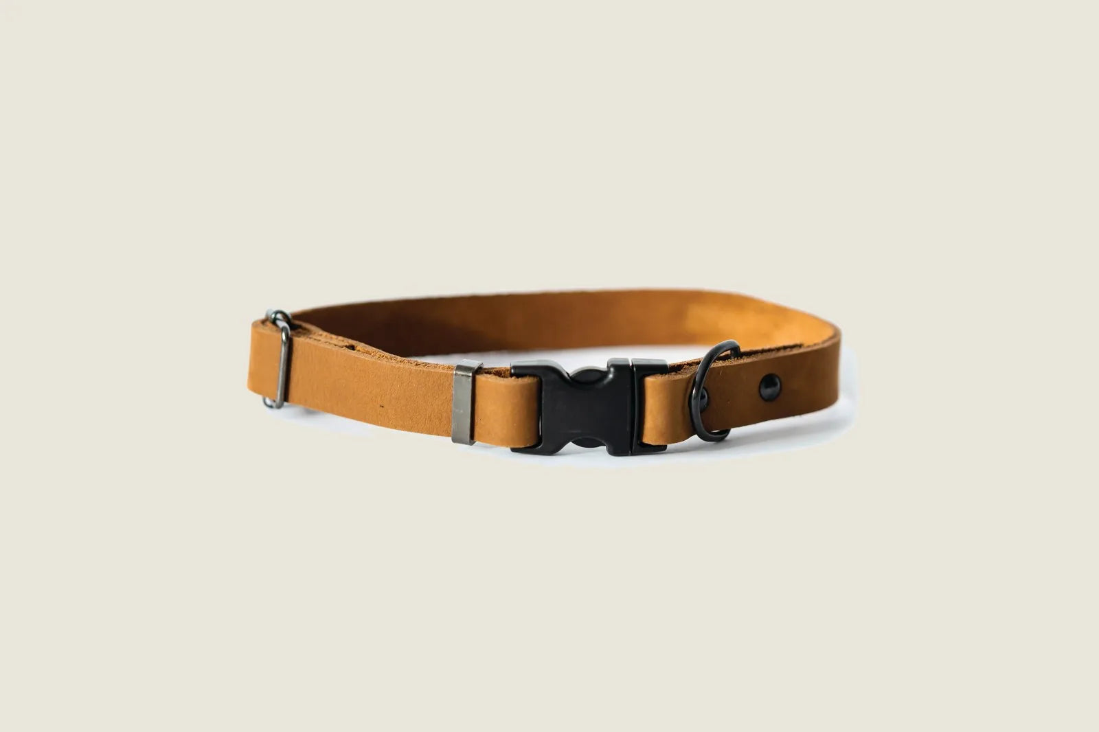 Sporty earth brown leather dog collar featuring a black quick-release buckle and metal hardware. Ideal for daily walks.