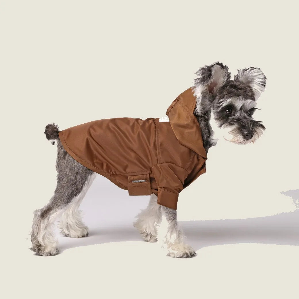 Choco adjustable raincoat with hood on a dog, featuring Velcro closures and a sleek fabric design.